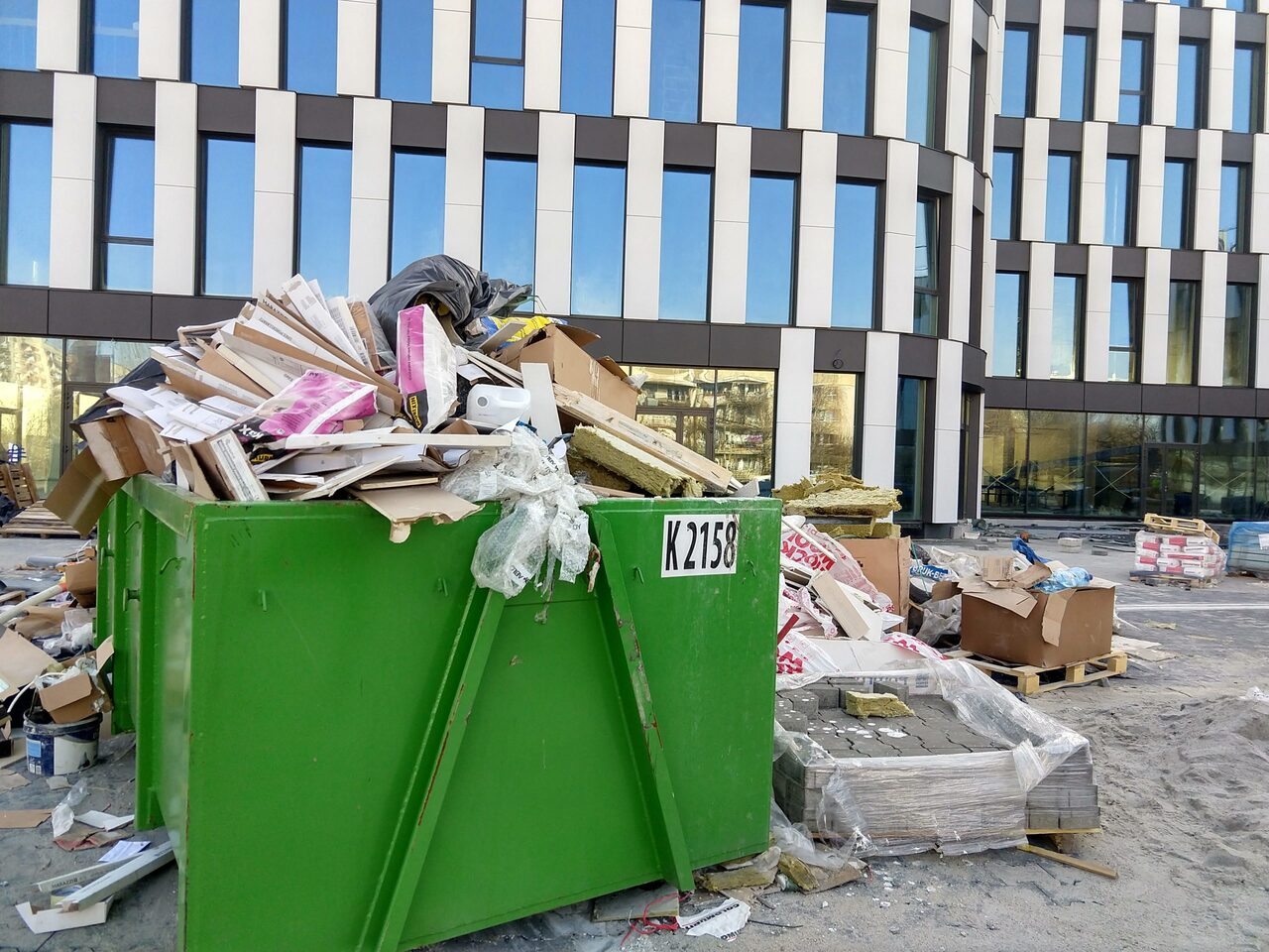 Sprzątanie terenu wokół biurowca DL Center Point II przy trasie Katowice – Sosnowiec